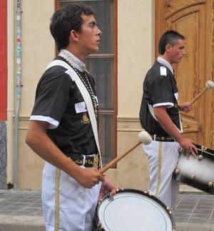 两名男子在西班牙街头演奏军乐队的鼓 