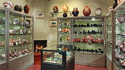 礼品店里的美洲原住民陶器
