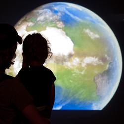 父亲和女儿观看NASA的气候变化展览