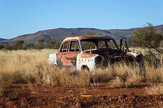 一辆生锈的旧汽车停在沙漠里